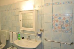 Bilik mandi di Hotel Gianlore