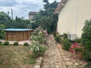a backyard with a hot tub in a yard at Chez Laurette in Villeneuve-lès-Avignon