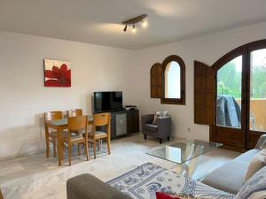 een woonkamer met een bank, een tafel en stoelen bij Apartmento Carla Punta Prima in Torrevieja