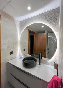 een badkamer met een wastafel en een spiegel bij Apartmento Carla Punta Prima in Torrevieja