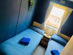 Postel nebo postele na pokoji v ubytování 6-Bed Seaside Caravan Free Wifi Pets Welcome