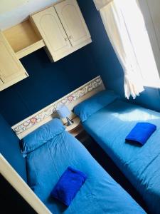 Postel nebo postele na pokoji v ubytování 6-Bed Seaside Caravan Free Wifi Pets Welcome