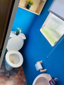 Koupelna v ubytování 6-Bed Seaside Caravan Free Wifi Pets Welcome