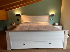 a bedroom with a large white bed in a room at Ca' Celeste sul Garda in Costermano sul Garda