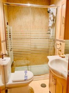 Un baño con ducha, inodoro y lavabo. en Hostal Restaurante MarRojo Sanabria, en Requejo 13 fotos más