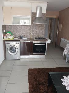 Kuchyň nebo kuchyňský kout v ubytování Appartement la zone touristique
