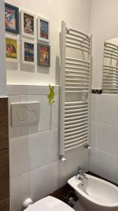 un bagno bianco con un water e un lavandino di Casa Torino Lingotto, fiere, metro, Inalpi Arena,Centro Congressi, Ospedale, Politecnico a Torino