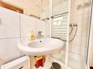 Ένα μπάνιο στο Bellahomes Smart TV Klima priv Parking Workation Long Stay +7 φωτογραφίες
