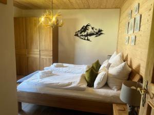 - une chambre avec un lit au mur avec une montagne dans l'établissement Stunning Luxury Holiday Accommodation, Sleeps 4, Living Room, Kitchen, Games Room and Bar, à Mörtelsdorf