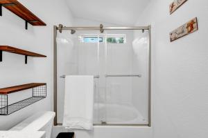 une douche avec une porte en verre dans une salle de bain dans l'établissement Scape to the Ranch - Relax, Work or Explore, à Castro Valley 31 autres photos