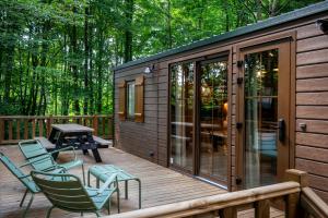 cabina con sillas y mesa en la cubierta en Disney Davy Crockett Ranch, en Villeneuve-le-Comte