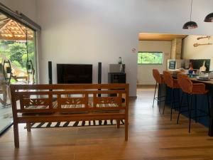 a living room with a bench and a table at Refúgio Três Estações in Paty do Alferes