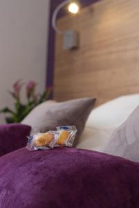 Postel nebo postele na pokoji v ubytování Logis Hotel Restaurant de La Madeleine