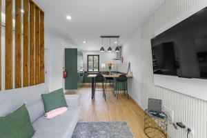 salon z kanapą i stołem w obiekcie Casa da Guida w mieście Machico