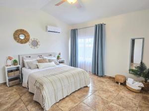 Un dormitorio con una cama y una ventana grande. en Rooi Santo Residence, en Palm-Eagle Beach 119 fotos más