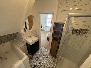 a bathroom with a sink and a tub and a toilet at The Hideaway - 2-Bedroom Apartment with outdoor terrace & free parking in Lancaster +22 photos