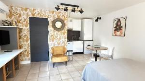 Μια τηλεόραση ή/και κέντρο ψυχαγωγίας στο Cité Paoline Quiet Escape avec Terrasse Parking & Wi-Fi