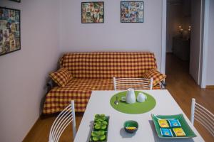 un piccolo soggiorno con tavolo e divano di Casa del Jazz Historical Center a Piazza Armerina