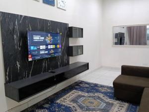 Μια τηλεόραση ή/και κέντρο ψυχαγωγίας στο Bonda Homestay Kulai - Malay Only