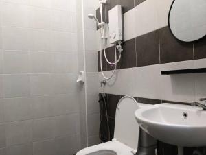 Ένα μπάνιο στο Bonda Homestay Kulai - Malay Only +5 φωτογραφίες