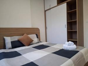 a bedroom with a bed with two towels on it at Căn hộ 1PN VIEW HỒ BƠI CAO CẤP, FREE POOL, GYM in Gò Công +5 photos