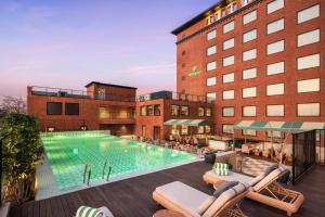 Bazén v ubytování Holiday Inn Gurgaon NH8 by IHG nebo v jeho okolí