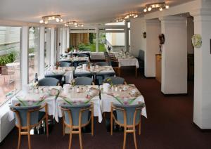 Ein Restaurant oder anderes Speiselokal in der Unterkunft Hotel Garni Sonne 