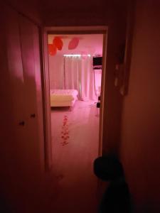 Ένα ή περισσότερα κρεβάτια σε δωμάτιο στο les delices rooms-loveroom white