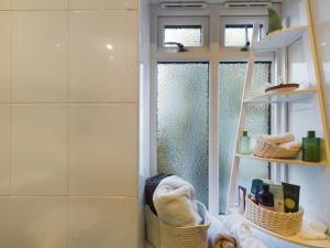Bilik mandi di Joiners cottage +41 gambar