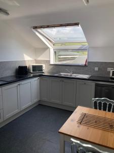 Køkken eller tekøkken på Bossiney Lodge Apartment + 13 billeder