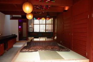 湯と灯りに包まれる別世界 江の島神社まで30秒 一組限定の貸切宿客房内的一张或多张床位