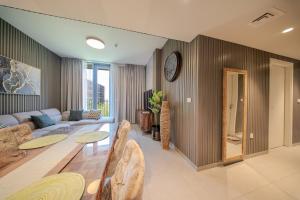 una sala de estar con un sofá y una mesa en 2BR Aljada heaven by BlueCloud Holidays, en Sharjah