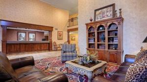 Posezení v ubytování Best Western Plus Southpark Inn & Suites