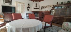 Una sala de estar con una mesa y sillas blancas. en Chalupa na Hutích, en Příbraz