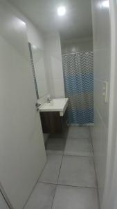 a bathroom with a sink and a shower at Apartamento LH Cómodo y moderno Cerca del aeropuerto Ezeiza ex fader in Luis Guillón +27 photos