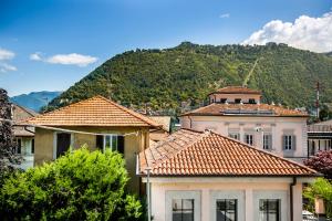 un grupo de casas con una montaña en el fondo en Dimora Vico, en Como