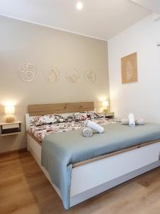 Postel nebo postele na pokoji v ubytování Harmony - Your Cozy Retreat a Short Walk from the Center + 20 fotografií