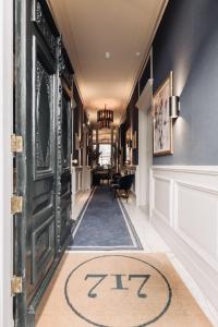a hallway with a door with a rug on it at Hotel 717 in Amsterdam