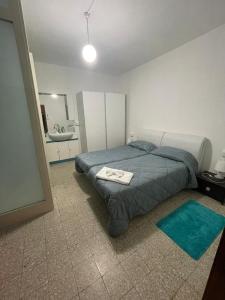 een slaapkamer met een bed en een badkamer met een wastafel bij Casa Meri in Villagrande Strisaili