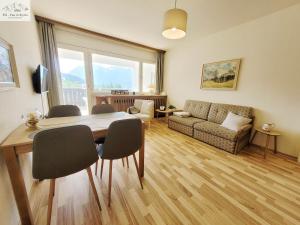 una sala de estar con una mesa y un sofá en Apartment Svea by FiS - Fun in Styria, en Bad Mitterndorf