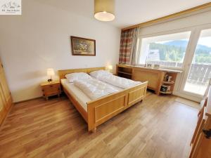 Un dormitorio con una cama y una ventana grande. en Apartment Svea by FiS - Fun in Styria, en Bad Mitterndorf 18 fotos más