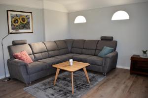 een woonkamer met een bank en een tafel bij Ferienhaus Haus Amsel Niebüll in Niebüll