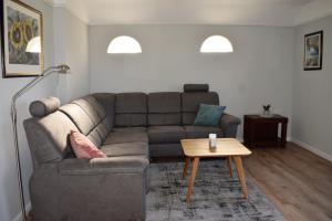 een woonkamer met een bank en een tafel bij Ferienhaus Haus Amsel Niebüll in Niebüll +11 foto's