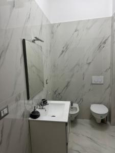 Un baño blanco con lavabo e inodoro. en Topazio blu, en Alghero