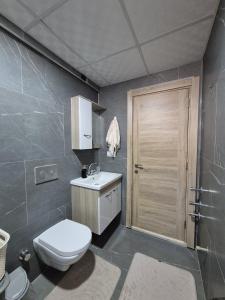 Ένα μπάνιο στο Comfortable and Cozy Stay at Çimen Home
