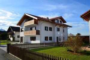 a white house with a fence in front of it at Ferienhaus Heidi Ferienwohnung Schlossblick in Schwangau