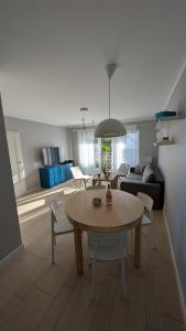 una sala de estar con una mesa y un sofá en Apartamenty Morze Wygody, en Międzywodzie