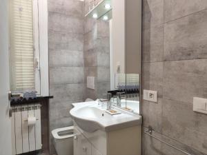 une salle de bains avec lavabo, toilettes et miroir dans l'établissement Maison Blanche, à Varazze 32 autres photos