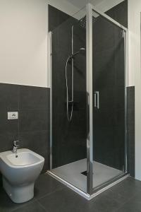 a bathroom with a shower with a toilet and a sink at Ca Borsa III - Suite nel cuore di Treviso in Treviso