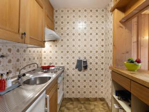 Kuchyň nebo kuchyňský kout v ubytování Apartment Square Poste 341 by Interhome